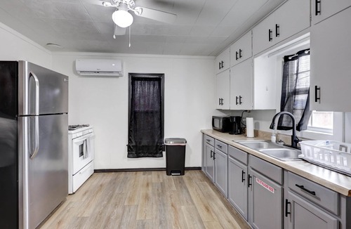 Joplin House | The Bluebird: Modern 1 Bed, Large Peaceful Yard