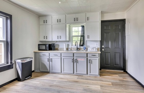 Joplin House | The Bluebird: Modern 1 Bed, Large Peaceful Yard