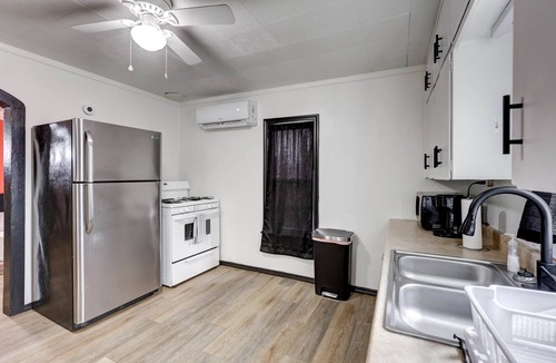 Joplin House | The Bluebird: Modern 1 Bed, Large Peaceful Yard