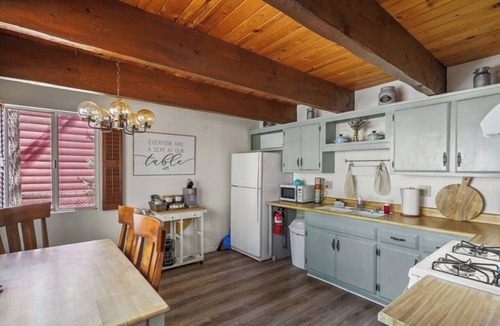 Big Bear City Cabin | The BlueBird Retreat + Jacuzzi +BBQ