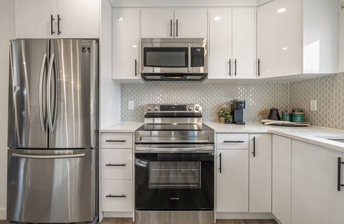 Southeast Calgary House | The Bluebird & The Nest | 10 Min DT | Free Parking | Upscale | Private Back Yard