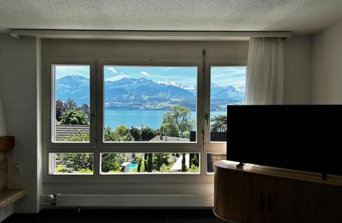 Goldiwil Apartment | The Bluemlisalp, a private holiday flat with the lake of Thun view