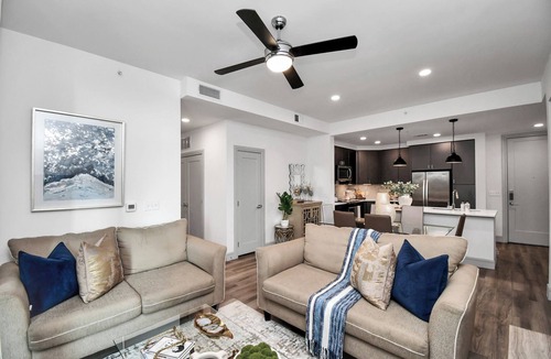 Braeswood Place Apartment | The Blues HighRise at TX Med Center with Private Parking & Pool View