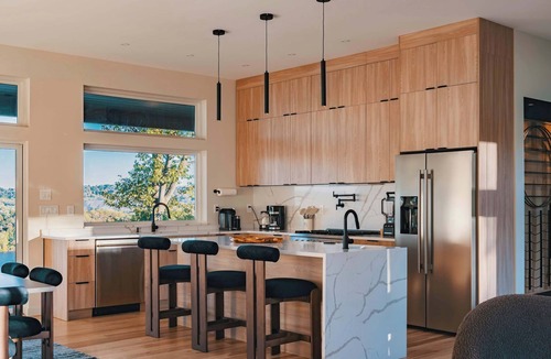 Town of Marlborough House | The Bluff: Designer | Views | Pool | Hot Tub