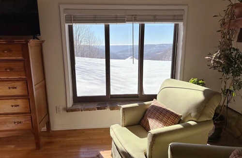 Monteagle House | The Bluff House — An Incredible View, Where Peace & Relaxation Settle In