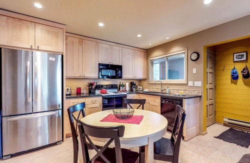 Elkhorn Village Hotel | The Bluff Mountain Retreat