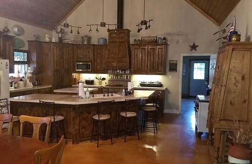 Bandera Cabin | The Bluff Springs Lodge