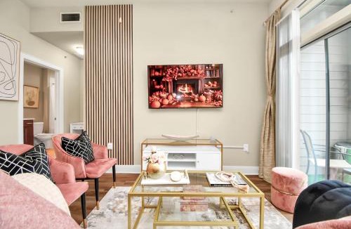 South Main Apartment | The Blush Haus* Pool View* NRG* TX Med Center