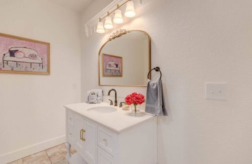 Historic Downtown Manteo Hotel | The Blushing Rose Room