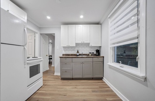 Peterborough Apartment | The Blushwood Suite | Mins to DT & Trails