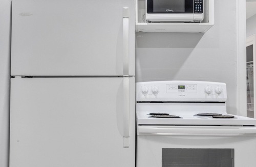 Peterborough Apartment | The Blushwood Suite | Mins to DT & Trails
