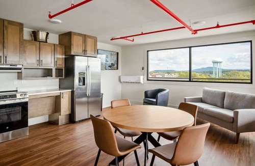 McMinnville Condo | The Boardroom