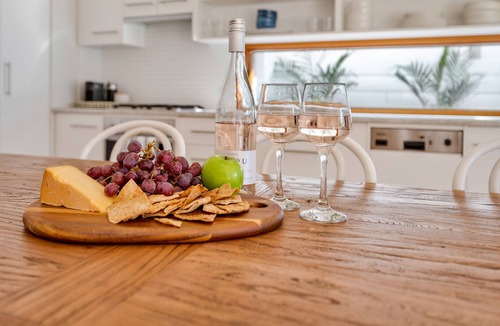 Merewether House | The Boathouse at Merewether - Walk to Beach