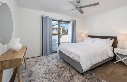 Merewether House | The Boathouse at Merewether - Walk to Beach