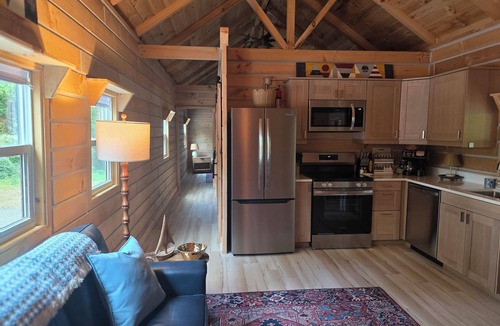 Akin Cabin | "The Boathouse" Luxury Tiny House close to Oasis!
