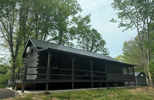Akin Cabin | "The Boathouse" Luxury Tiny House close to Oasis!