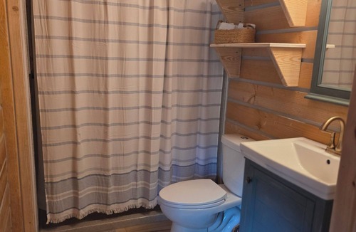 Akin Cabin | "The Boathouse" Luxury Tiny House close to Oasis!