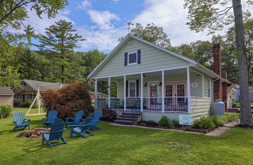 Beurys Lake House | The Boathouse on Moon Lake