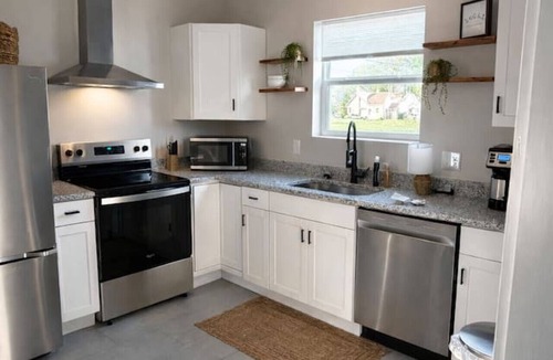 Hopkinsville House | The Bobi in Hopkinsville! A charming 2br cottage!