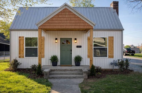 Hopkinsville House | The Bobi in Hopkinsville! A charming 2br cottage!