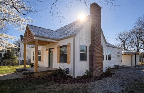 Hopkinsville House | The Bobi in Hopkinsville! A charming 2br cottage!