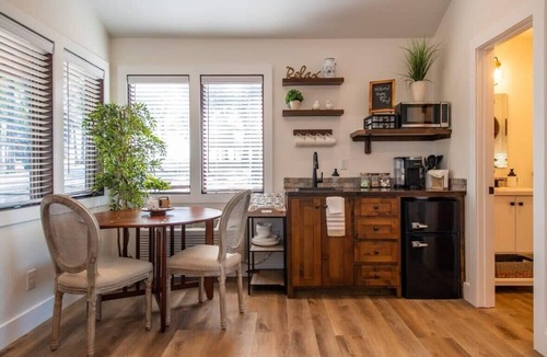 Elm Mott Ski Chalet | The Bobwhite Cabin 15MIN to Magnolia & Baylor