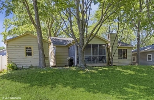 University Heights House | The Bohemian-Vibrant home blocks from Kinnick/UIHC