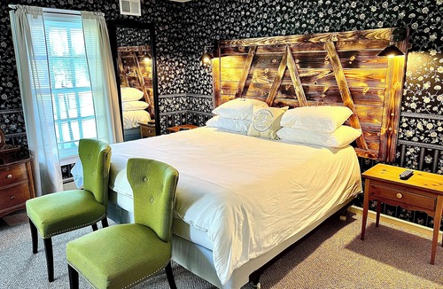 Warrensburg Hotel | The Bond Inn Room #5