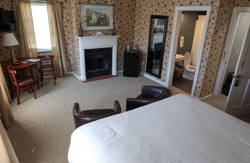 Warrensburg Hotel | The Bond Inn Room #6
