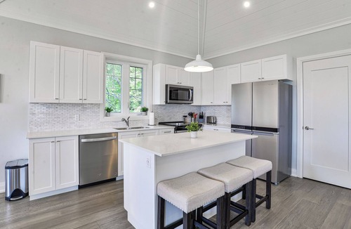 Minett House | The Bonnet Cottage (#10)