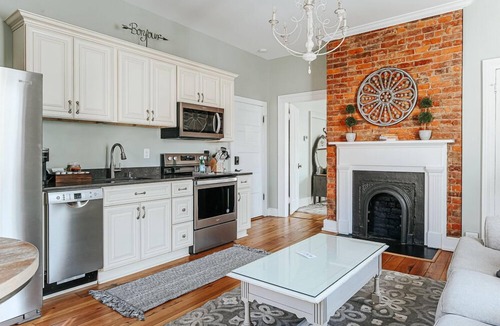 Staunton Apartment | The Bons Amis Suite: Chic Decor, Walk Downtown