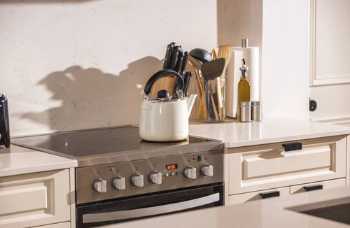 Shaughnessy Village Apartment | The Bordeaux - 4 bedrooms, 1,5 baths Apartment in Montréal Downtown With Parking