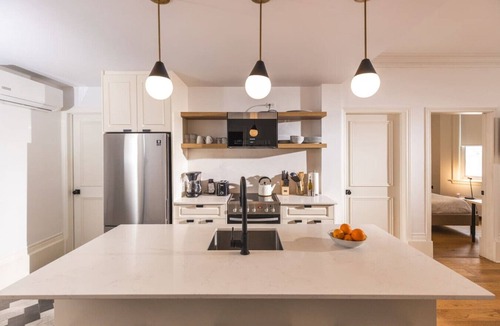 Shaughnessy Village Apartment | The Bordeaux - 4 bedrooms, 1,5 baths Apartment in Montréal Downtown With Parking