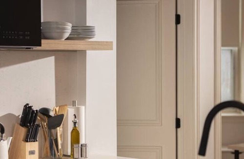 Shaughnessy Village Apartment | The Bordeaux - 4 bedrooms, 1,5 baths Apartment in Montréal Downtown With Parking