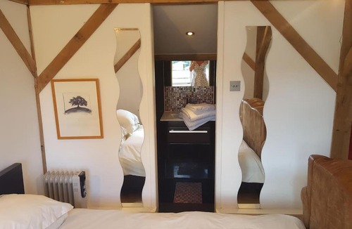 Haslemere Apartment | The Bothy - Studio Oak Frame Barn in Rural AONB