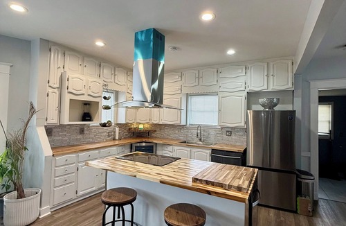 Prestonia House | The Bourbon Belle House - Heated Pool, 12 Beds, Kentucky Luxury - Pet-friendly