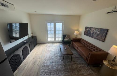 St. Charles Apartment | The Bourbon & Brass - Speakeasy-Inspired 2BDR
