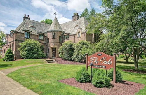 Jamestown Bed & Breakfast | The Brandywine Room at The Oakes Hotel-King Bed