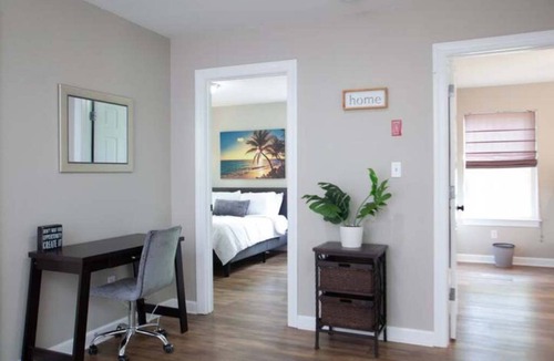 Chic's Beach House | The Breeze ⭐️ 3BR Beach Home w/Balcony & King bed
