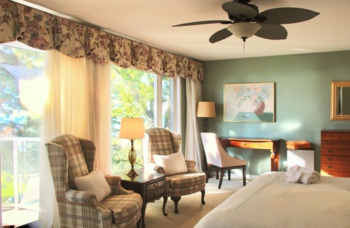 Zurich Bed & Breakfast | The Brentwood Waterfront Retreat