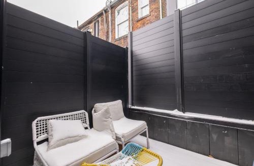 Beaconsfield Village Hotel | The Brick Hotel - The Laneway
