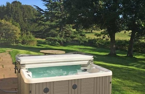 Dunbar House | The Bridge House, Dunbar including hot tub