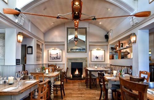 Barnes Hotel | The Bridge Pub & Rooms