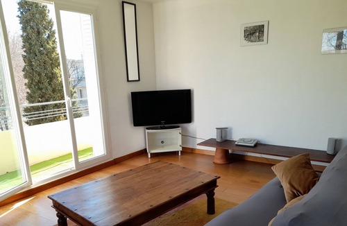 Les Arceaux Apartment | The bright - 2 bedroom air-conditioned apartment