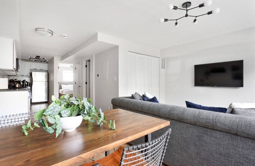 Uptown Condo | The Bright Retreat in Andersonville