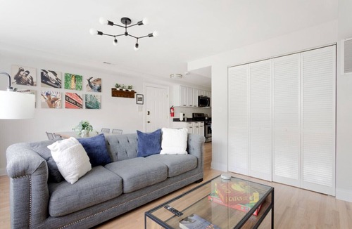 Uptown Condo | The Bright Retreat in Andersonville