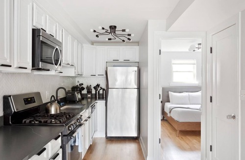 Uptown Condo | The Bright Retreat in Andersonville