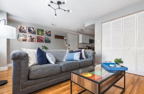 Uptown Apartment | The Bright Retreat in Andersonville