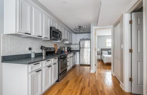 Uptown Apartment | The Bright Retreat in Andersonville