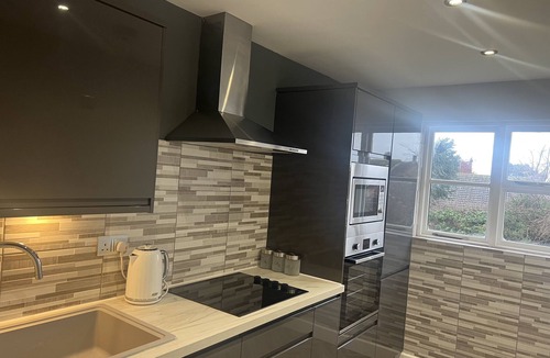 Herne Bay Apartment | The Broadway Retreat With Parking